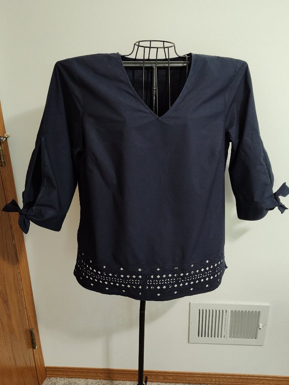 Talbots Petites navy blue tunic blouse with 3/4 sleeves, eyelet hem, EUC, sz XLP